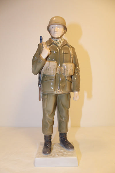 Bing And Grøndahl Figurine nr 2444 The Soldier porcelain for sale. B og G B&G figur soldat soldaten til salg