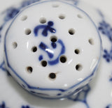 Royal copenhagen blue fluted porcelain pepper shaker for sale. kongeligt mussel musselmalet malet peber bøsse til salg