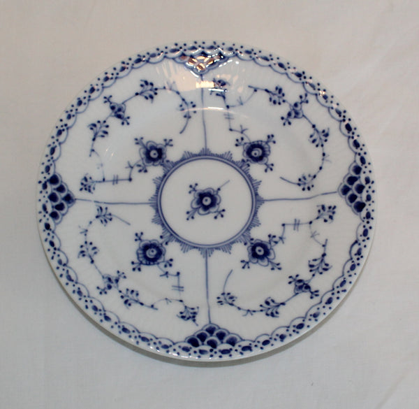 royal copenhagen blue fluted porcelain side dish 575. for sale. musselmalet side tallerken nr 575. til salg